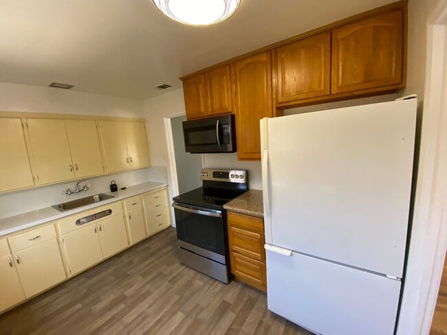 Building Photo - Charming 3 Bedroom Home in Quiet Tree-Line...