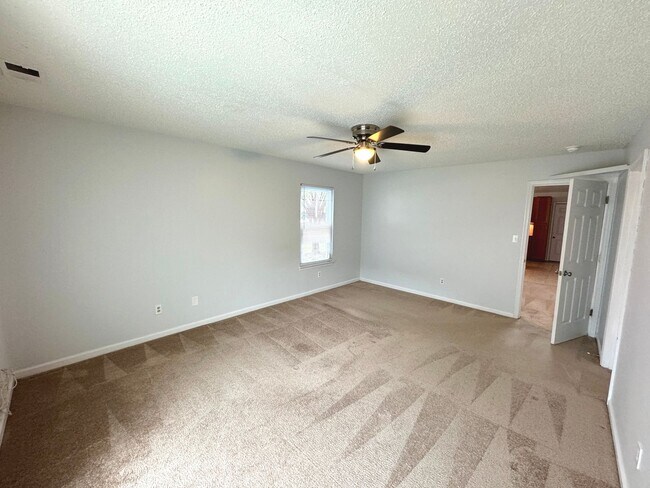 Building Photo - End unit Townhome in the heart of Chesapeake! Available Late July