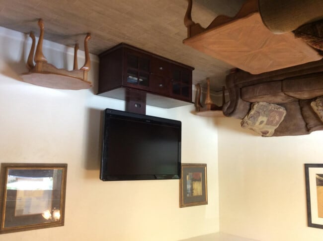 Building Photo - 2011 N Van Ness Ave