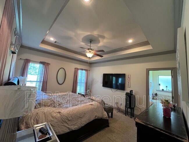 Building Photo - 18063 River Landing Dr