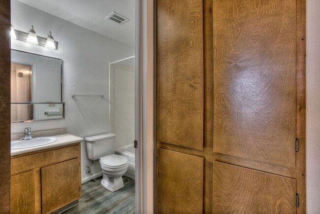 Building Photo - 1st Month Free Rent!!! with a 12 month lea...