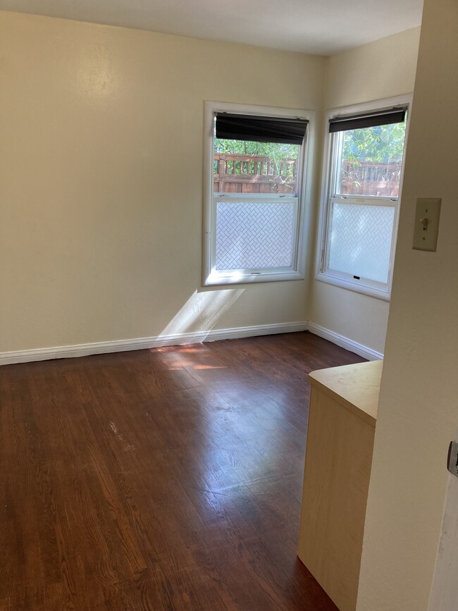 Bright spacious bed room - 1066 Sherwood Ave