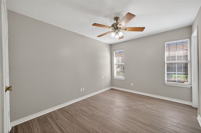 Building Photo - 210 N Shirley Ln