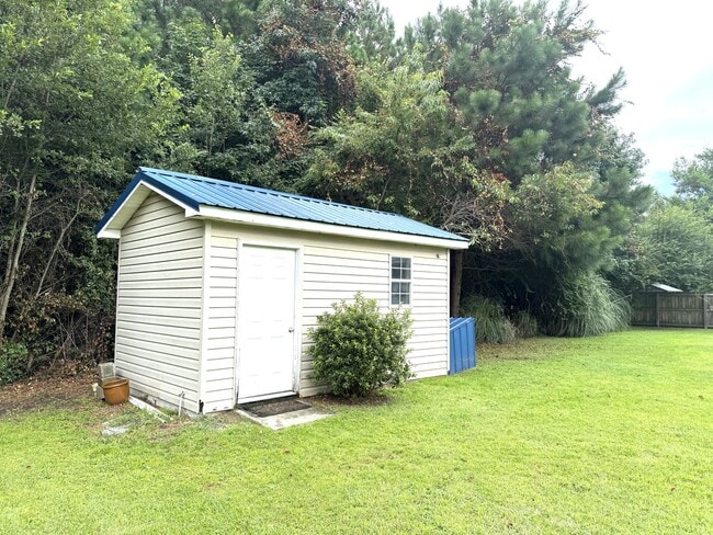 Building Photo - Minutes to Back Gate & Stone Bay!