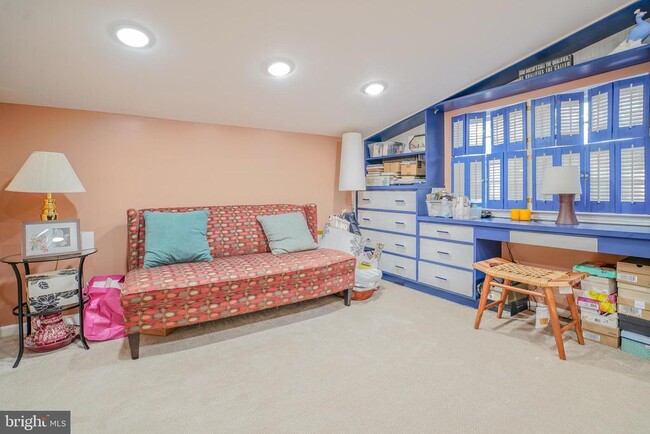 Building Photo - 245 Barclay Cir