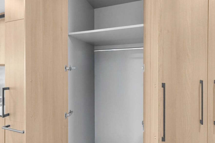 Building Photo - 501 NE 1st Ave