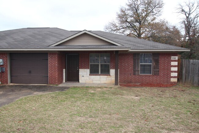 Primary Photo - Available 3 Bedroom Duplex in Lindale!