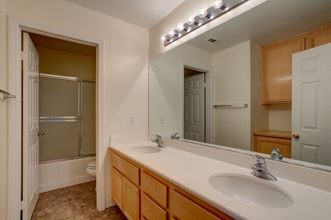Building Photo - Beautiful 5 Bedroom Home (1 Downstairs) with VIEWS