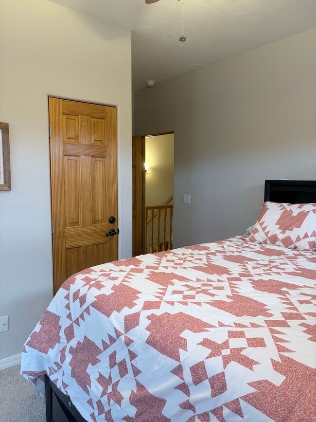 Building Photo - Fully furnished townhome