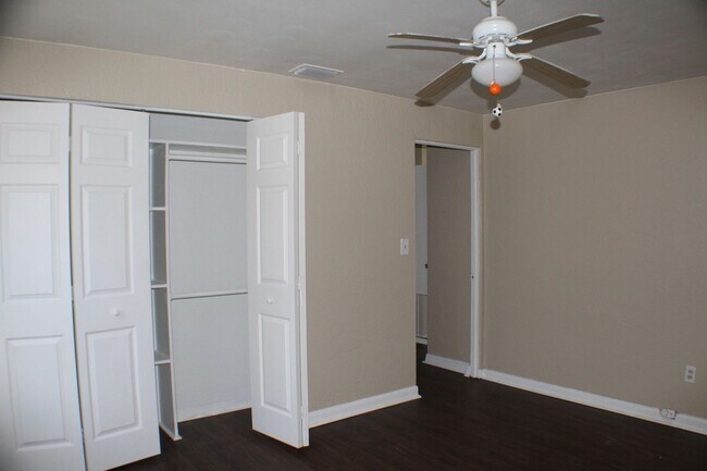 Building Photo - 3 bed 2 bath house