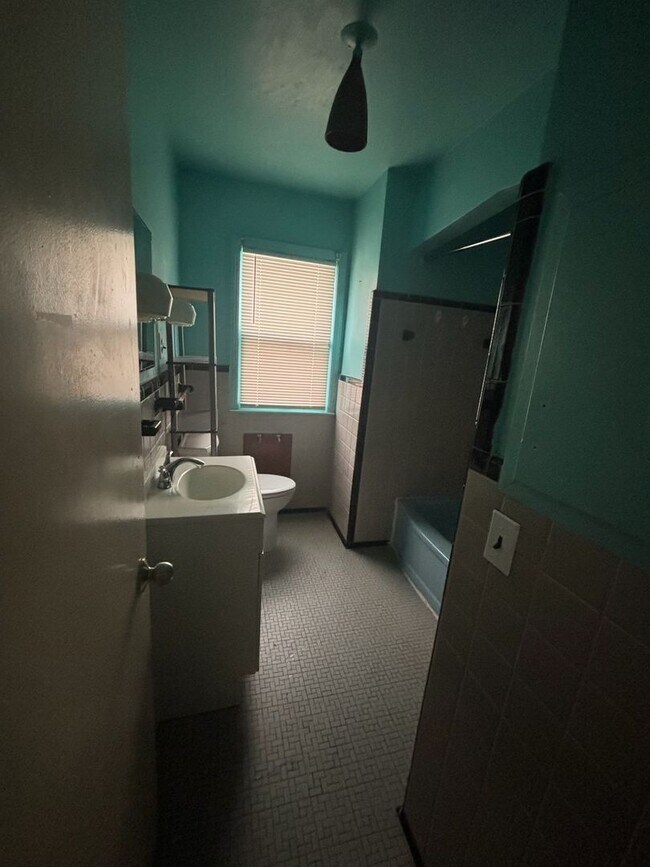 Building Photo - Charming 3-bedroom located on Detroit's West side!