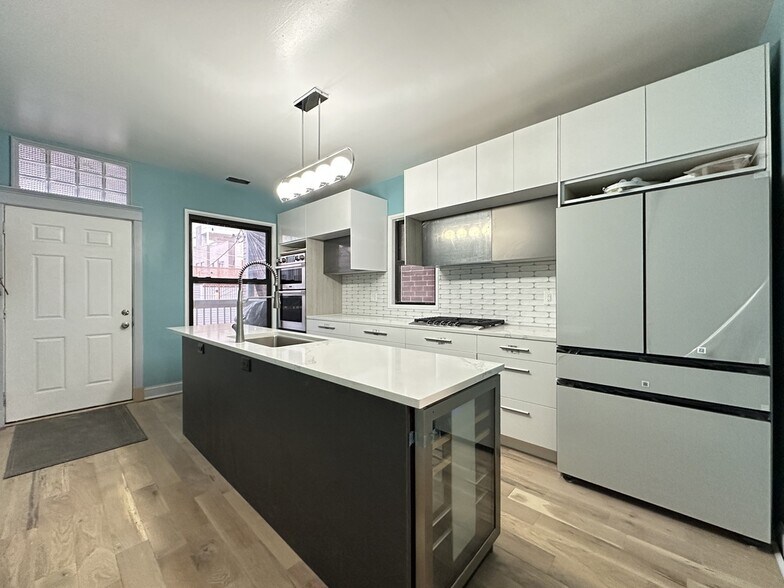 Building Photo - 3245 N Lakewood Ave