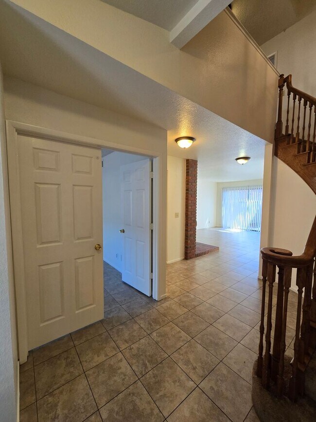 Building Photo - An Amazing Henderson 3 Bedroom Townhome!!