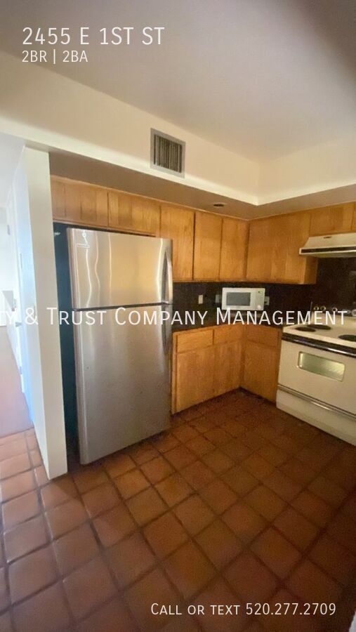 Building Photo - 2455 E 1st St