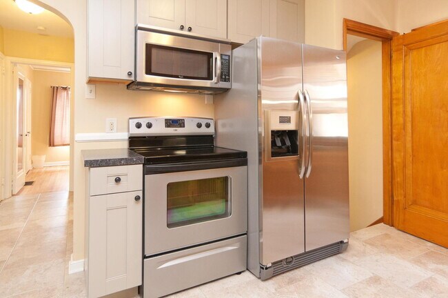 Building Photo - Spacious 3-Bedroom Duplex with Garage and 2 bathrooms in Minneapolis!