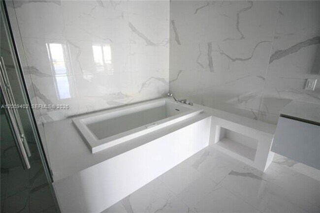 Building Photo - 5000 Island Estates Dr