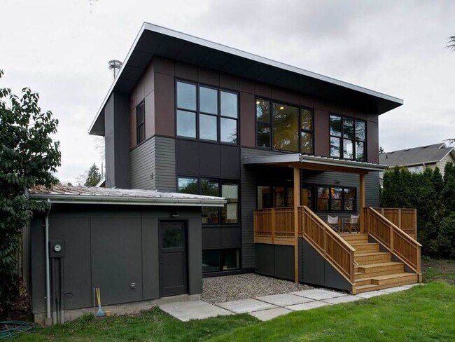 Building Photo - 5707 NE 56th St