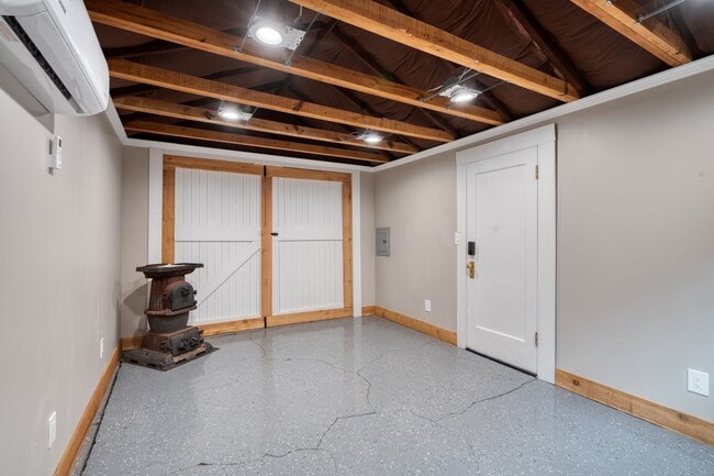 Building Photo - Charming remodeled craftsman blocks away f...