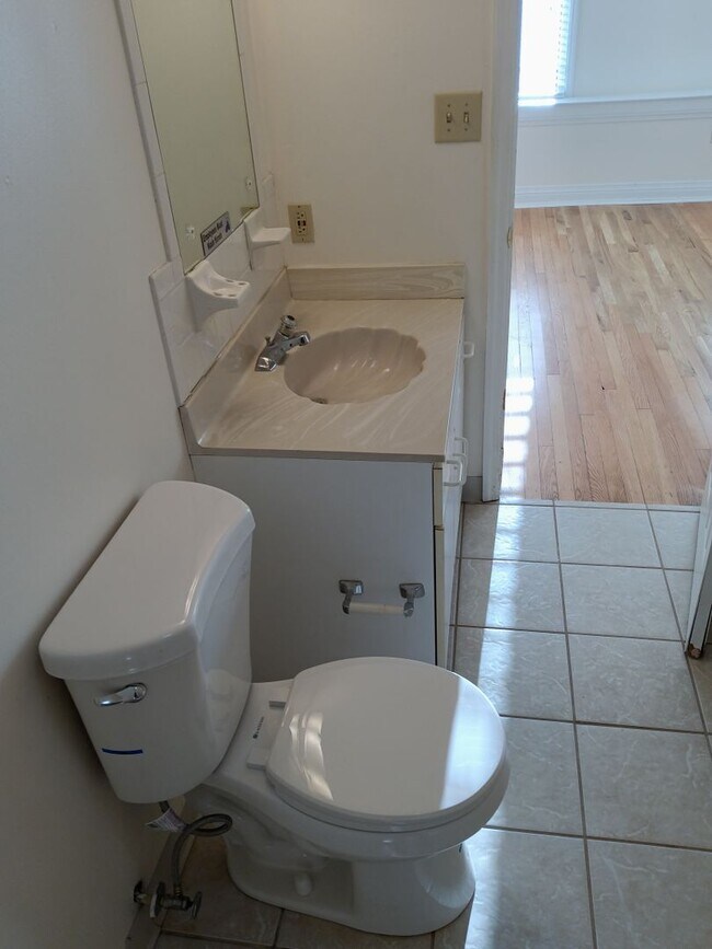 Building Photo - 2 Bedroom / 1.5 Bath Condo  Johnson City, TN