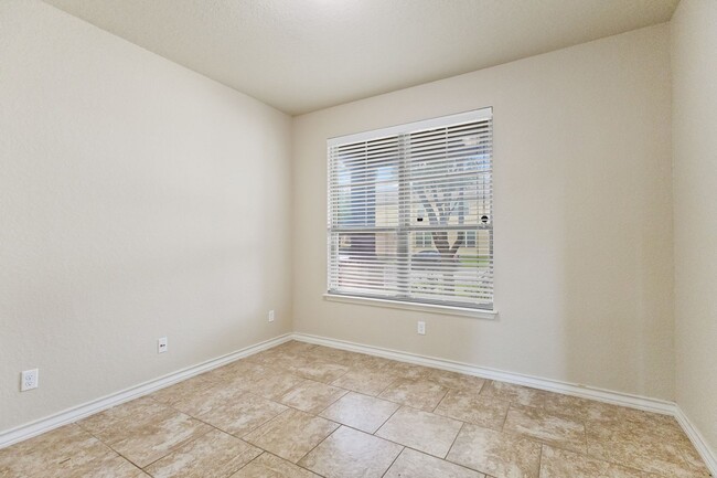 Building Photo - 5 Bedroom/3.5 Bath Saddle Creek Subdivision