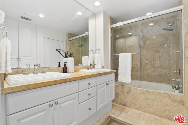 Building Photo - 5625 Crescent Park W