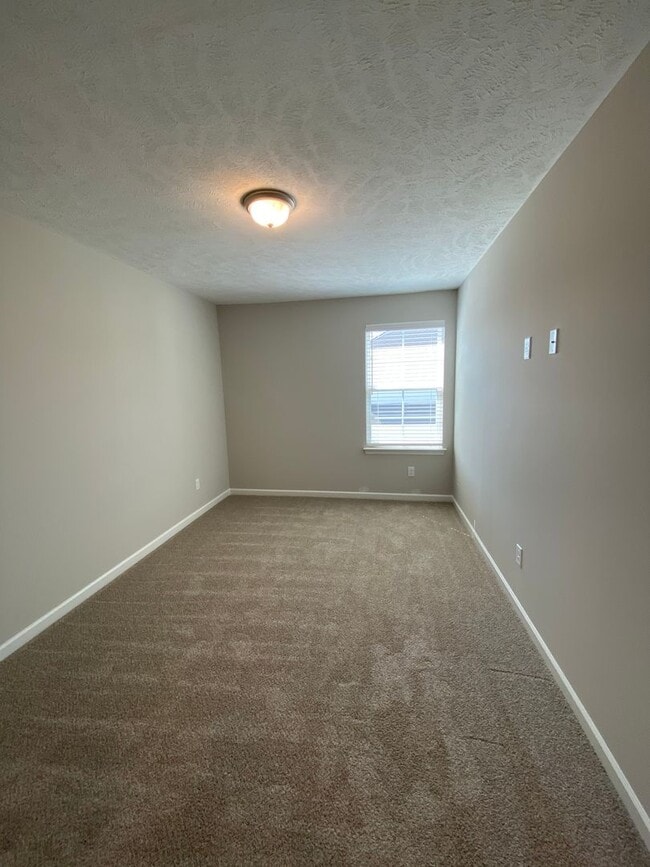 Building Photo - Like New Luxury Townhome! 3 BR, 2.5 BA, 1 Car Garage, Pool, Dog Park, and More!