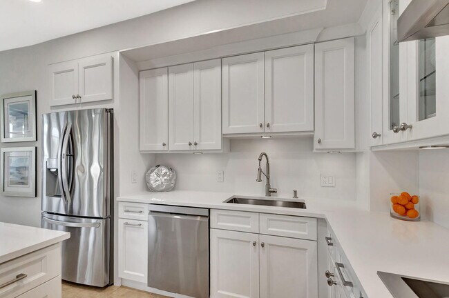 Building Photo - 155 S Ocean Ave