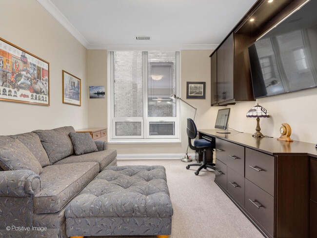 Building Photo - 10 E Delaware Pl