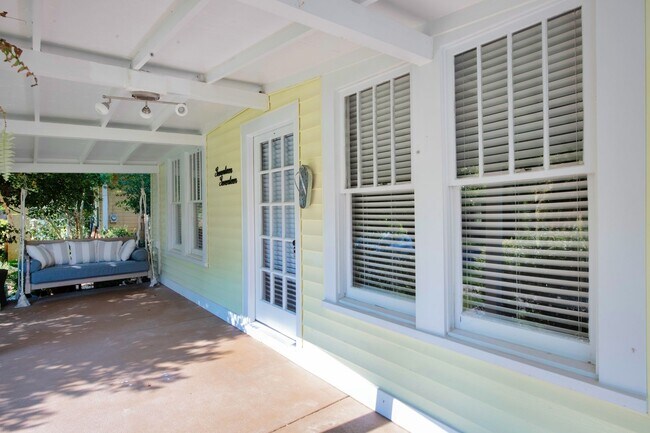 Building Photo - East Hill Cottage Available December 8th!