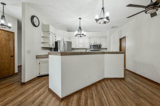 Building Photo - 1108 Redwood Dr