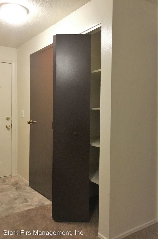 Building Photo - 15850 NE Glisan St