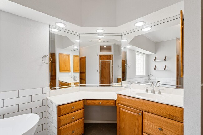 Building Photo - 307 Echo Valley Dr