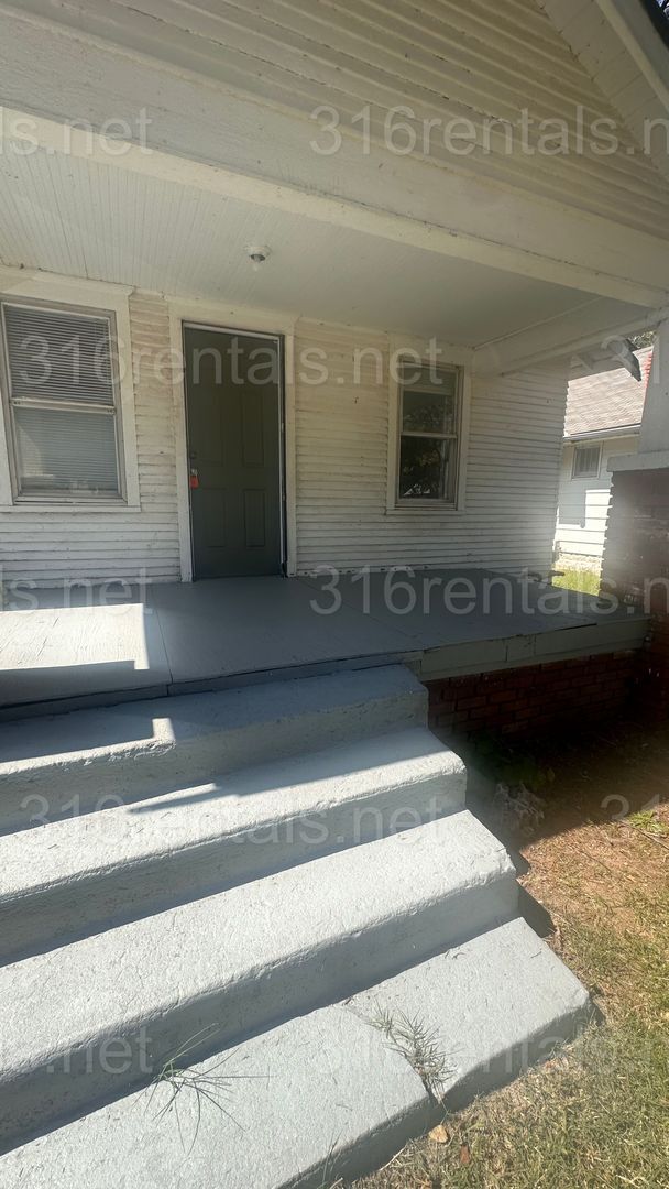 Building Photo - $825 - 2 bed 1 bath - Single Family Home