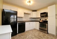 Building Photo - 2200 Skyline Dr