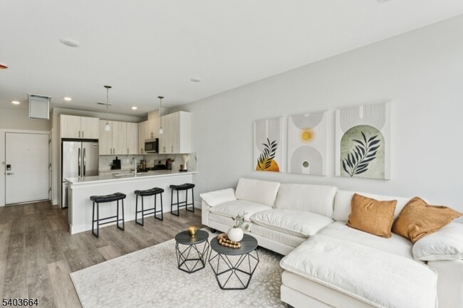 Building Photo - 140 W Webster Ave