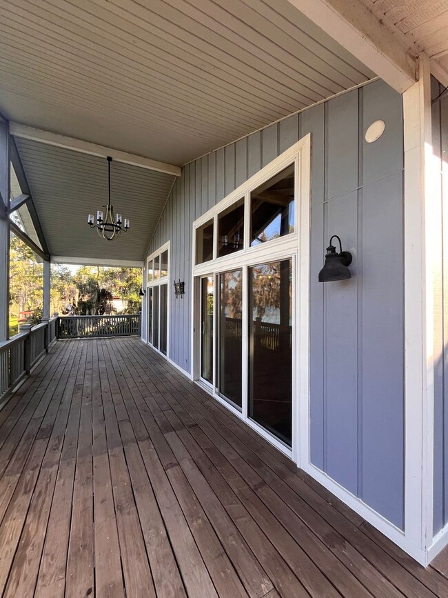 Building Photo - Beautiful lake front home in Lake Park