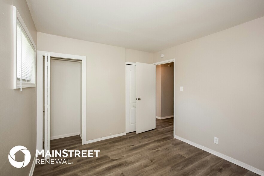 Building Photo - 4851 N Kenyon Dr