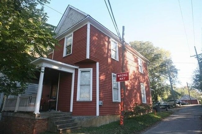 Primary Photo - 4BR Red House on 17th St