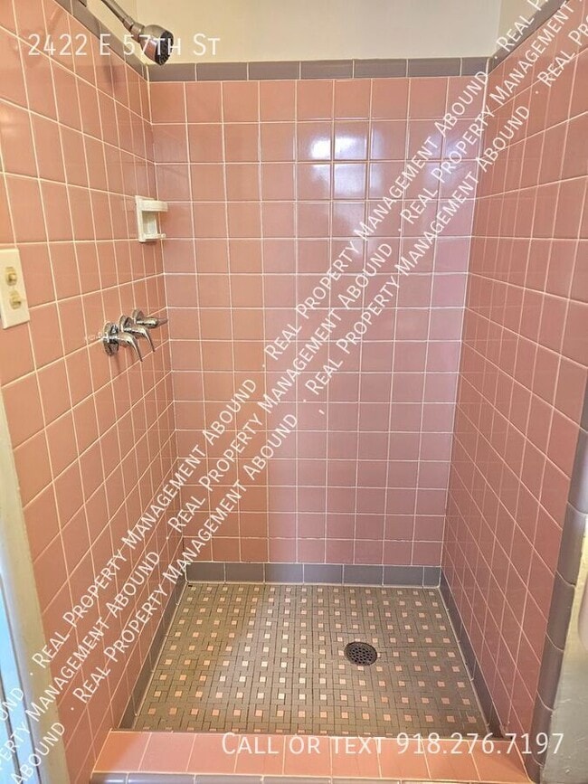 Building Photo - 2422 E 57th St