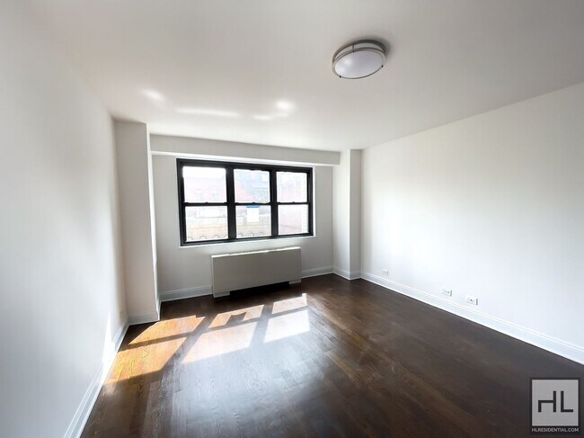 Building Photo - E 16 ST