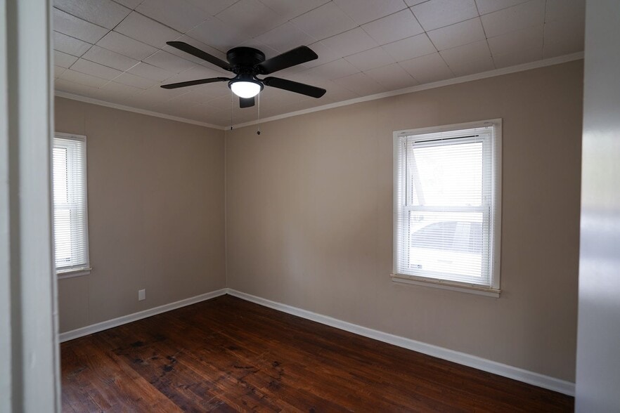 Building Photo - This beautifully updated 3-bedroom, 1-bath single-family home is ready for move-in!