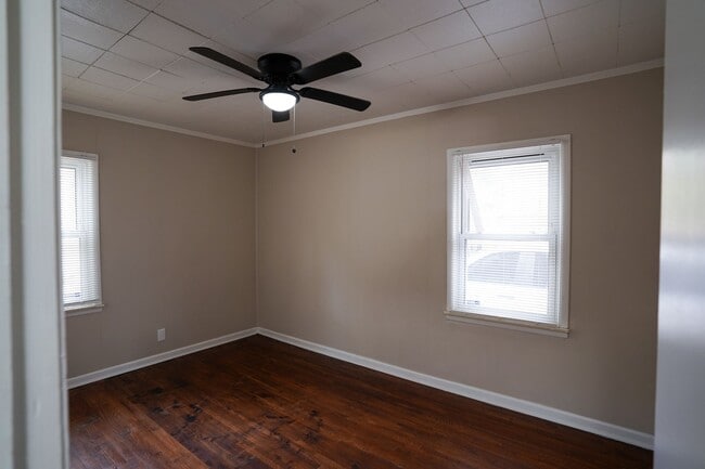 Building Photo - This beautifully updated 3-bedroom, 1-bath...