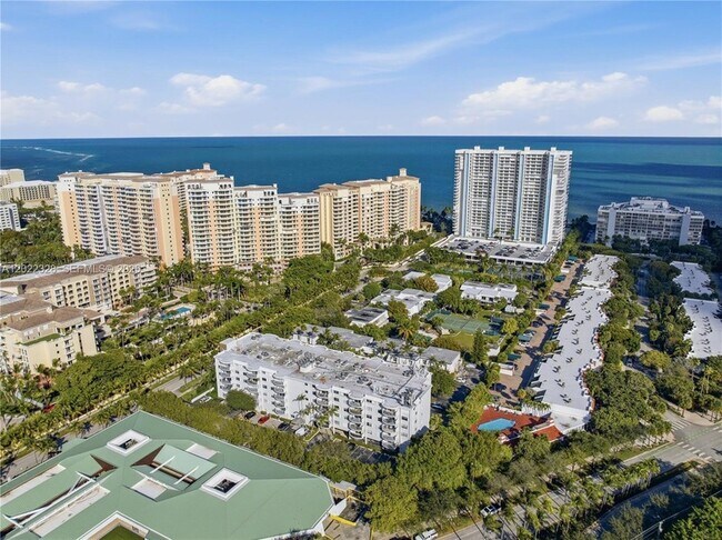 Building Photo - 210 Seaview Dr