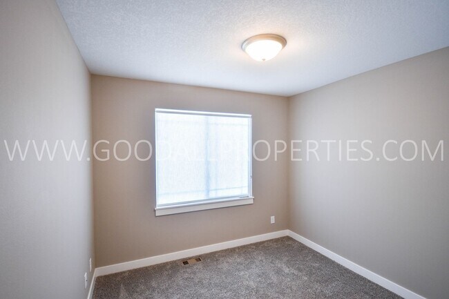 Building Photo - 4 Bed 2.5 bath Ranch with Finished Basement!