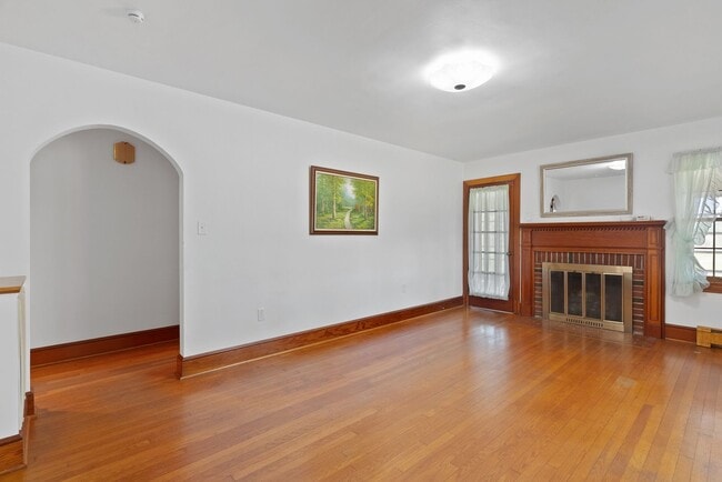 Building Photo - Brick 2-Bedroom Home Close to Farmville an...