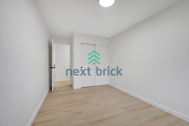 Building Photo - 2 Bed 1 Bath Condo