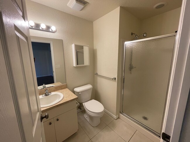 Building Photo - 2 Bedroom/2 Bathroom Apartment