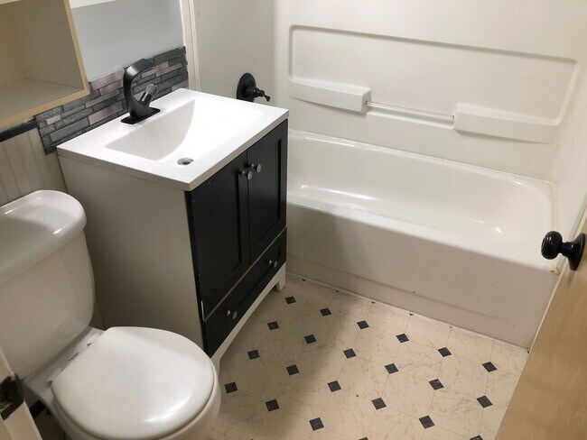 Building Photo - Updated 3 bedroom 1 1/2 bath home with a l...