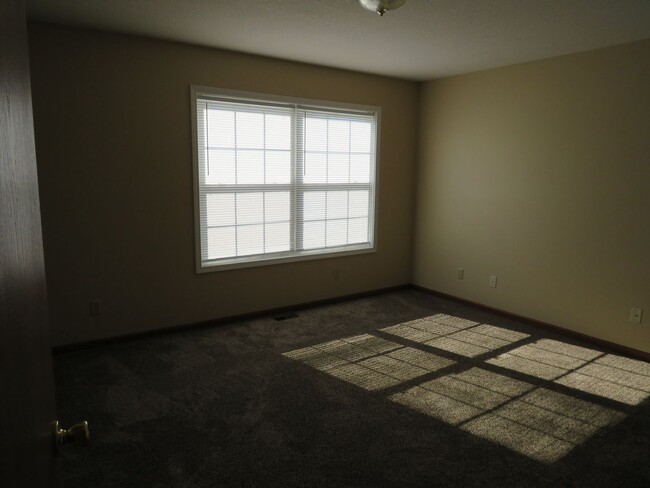 Building Photo - 2 Bedroom Townhouse in Albion!
