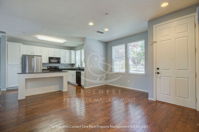 Building Photo - Stunning 3 bedroom 3 bathroom Lincoln Cros...